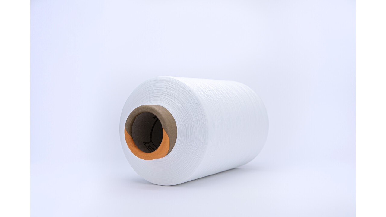 Aus dem Granulat werden in Asien und in Europa auch nachhaltige Polyester-Garne hergestellt.
