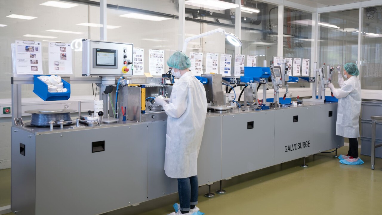 Bild: Validierter Montageprozess im Reinraum ISO 8 bei SAMAPLAST AG