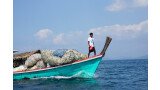 Fischer sammeln die Kunststoffabfälle in Küstenregionen.